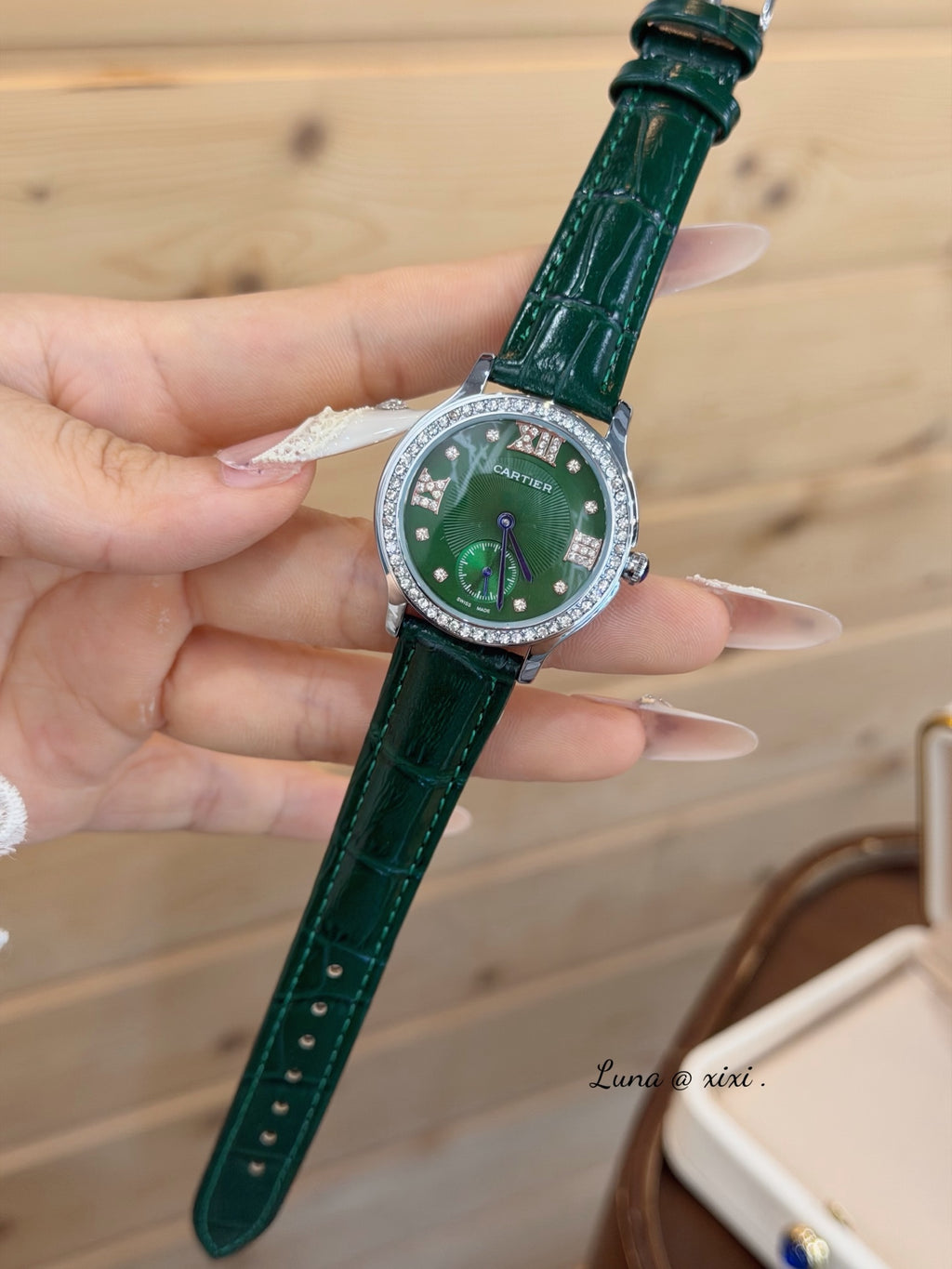 Montre à quartz ronde de 33 mm avec lunette sertie de pierres et bracelet