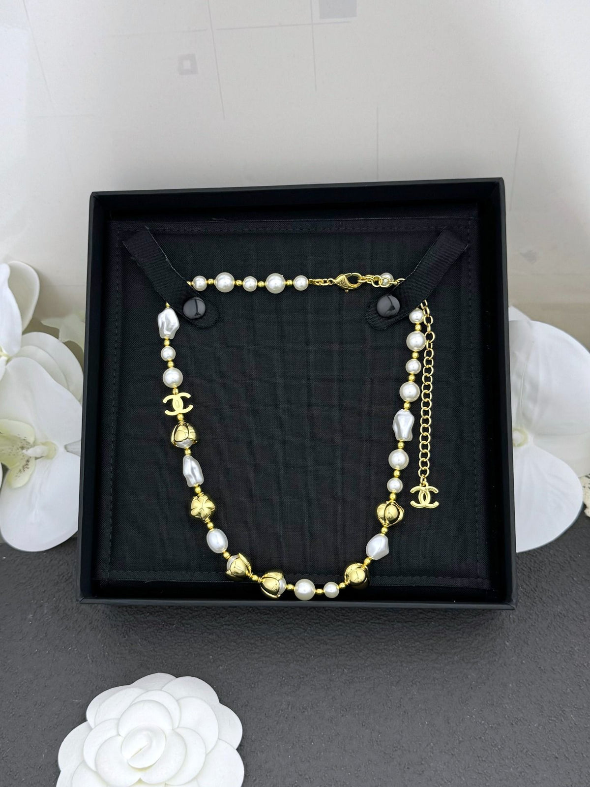 Collier doré à fleurs et perles baroques