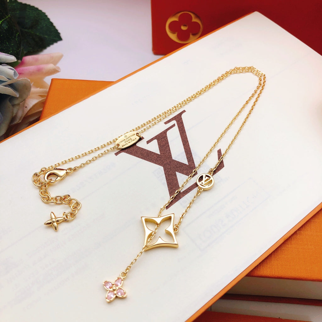 Collier pendentif ajouré à motif floral
