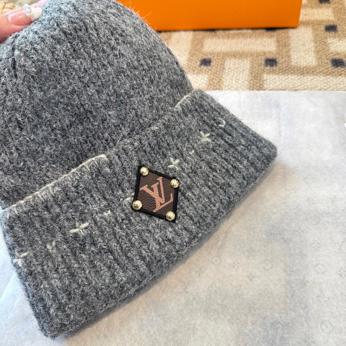 Gorro com Padrão, Dobra e Emblema Bordado