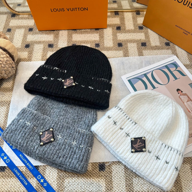 Gorro com Padrão, Dobra e Emblema Bordado