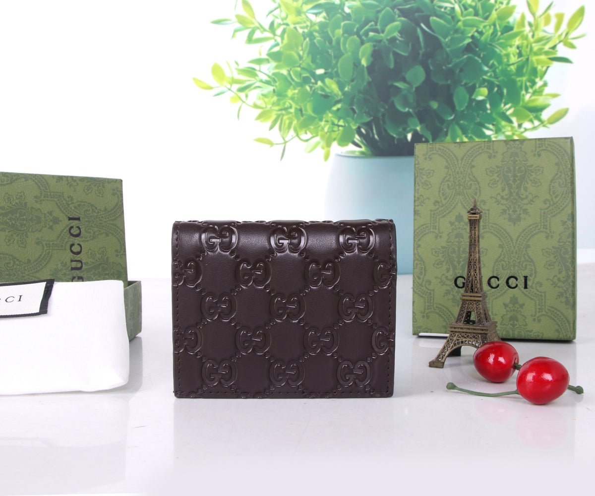 Cartera plegable con monograma en relieve 012