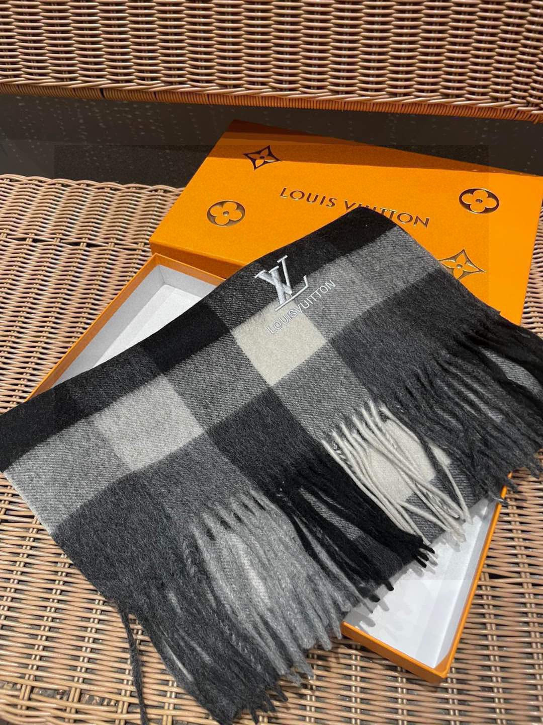 Scarf detail