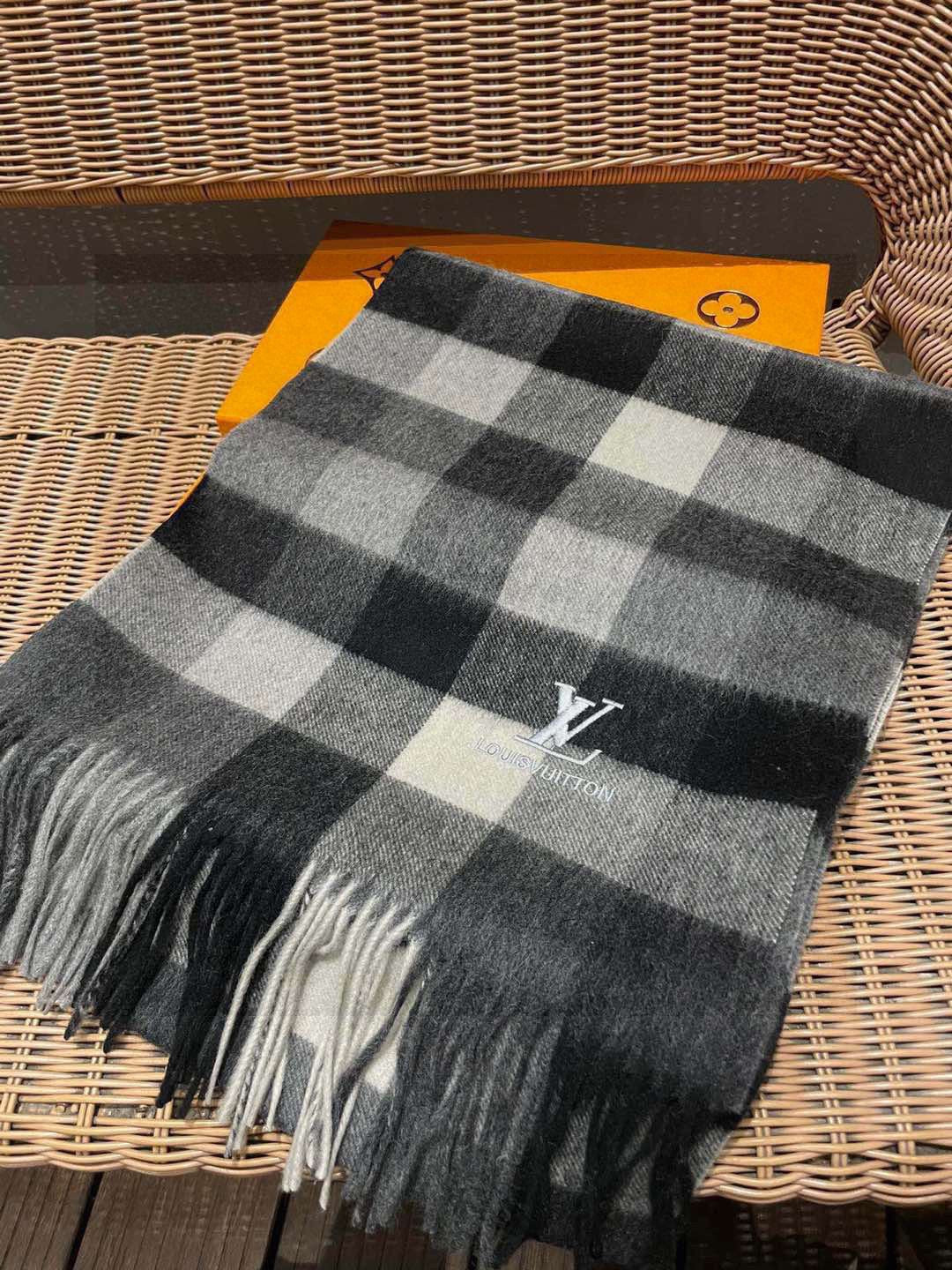 Scarf detail