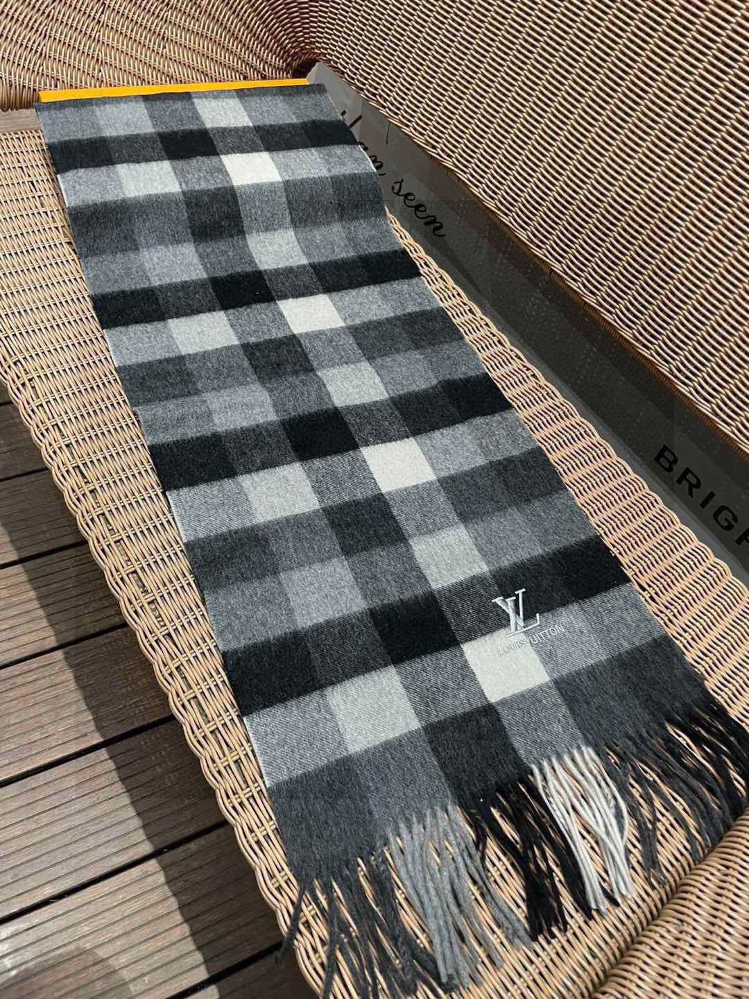 Scarf detail