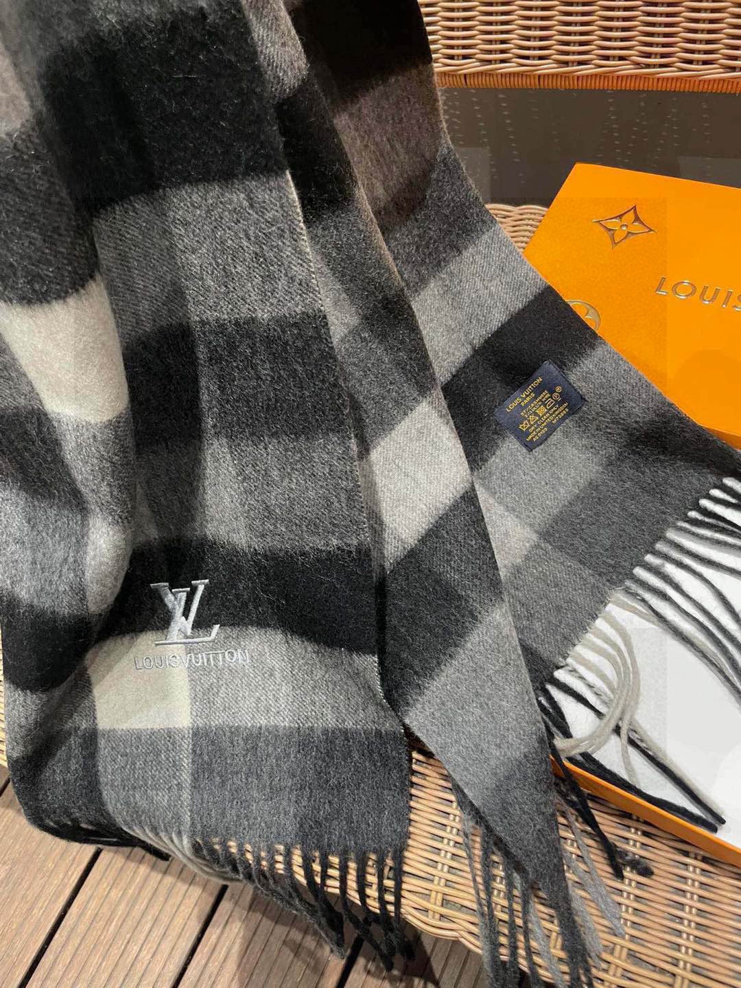 Scarf detail