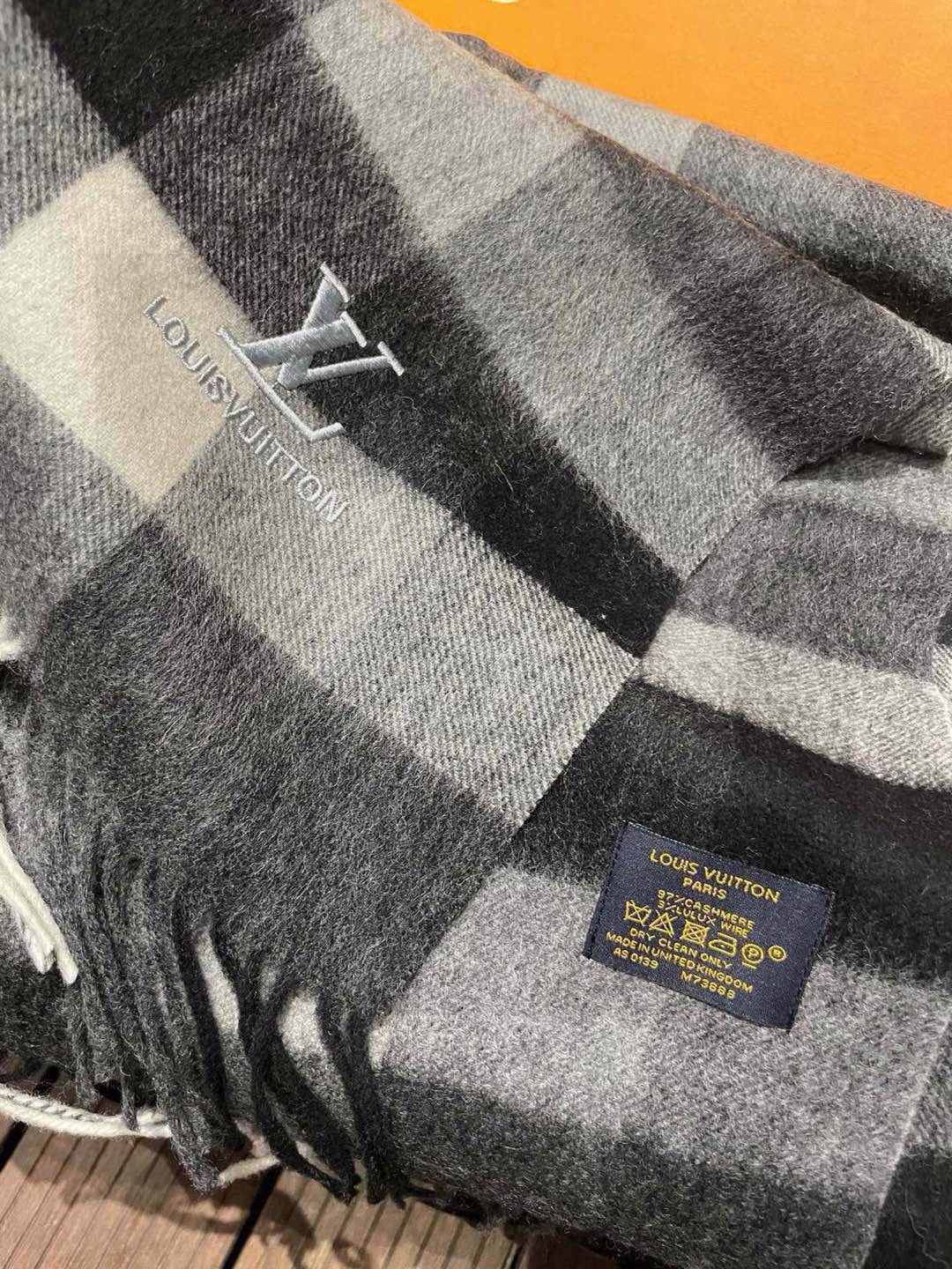 Scarf detail