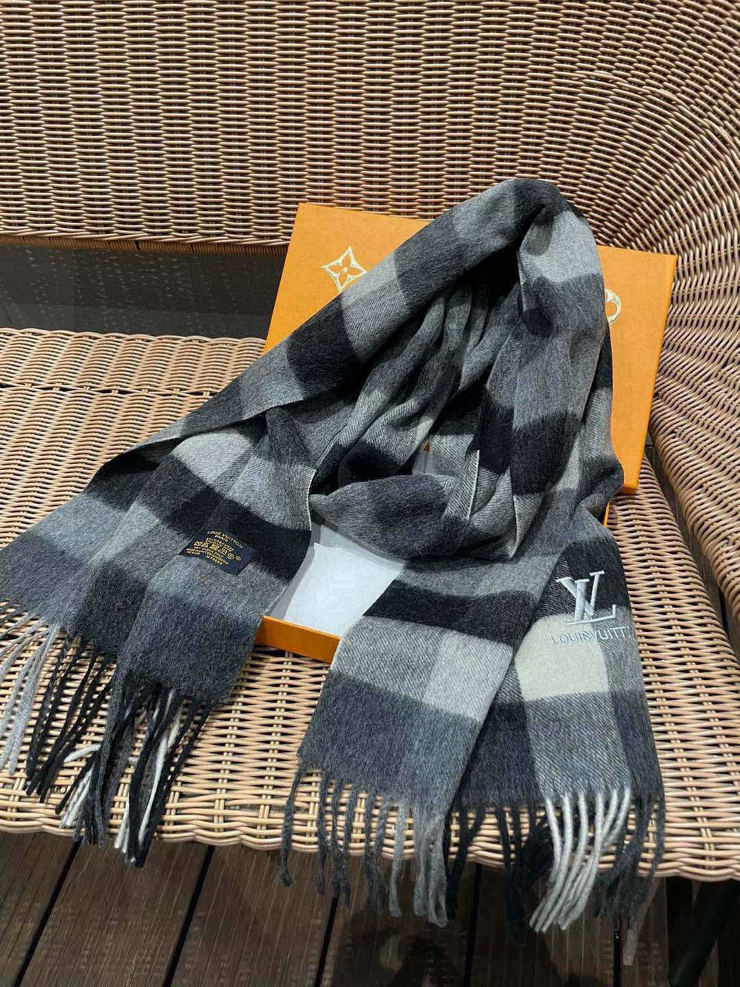 Scarf detail