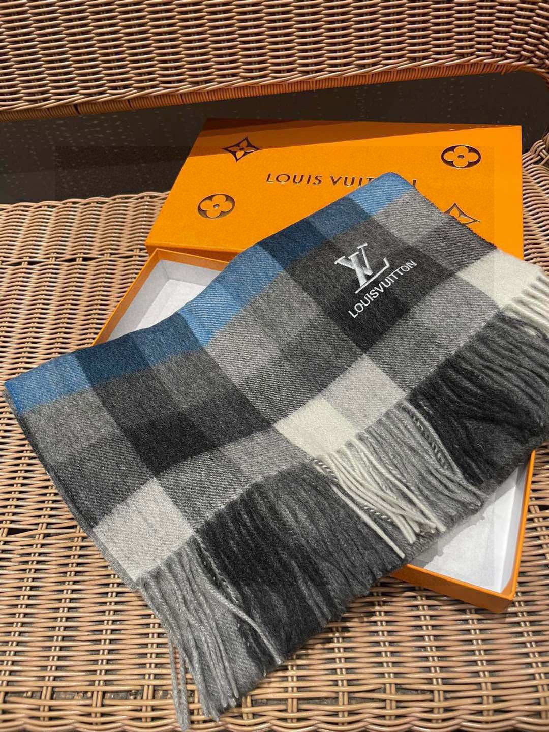 Scarf detail