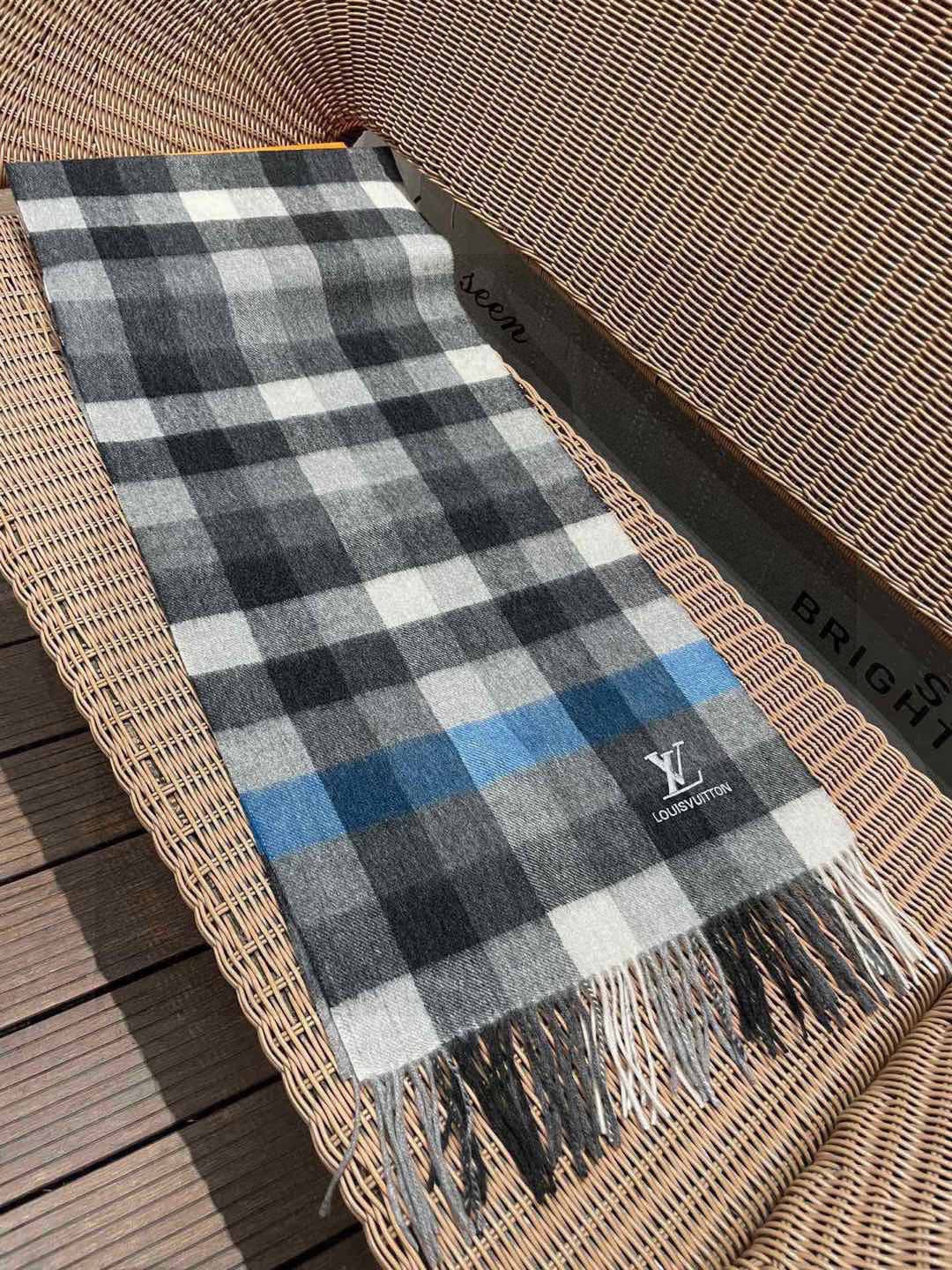 Scarf detail