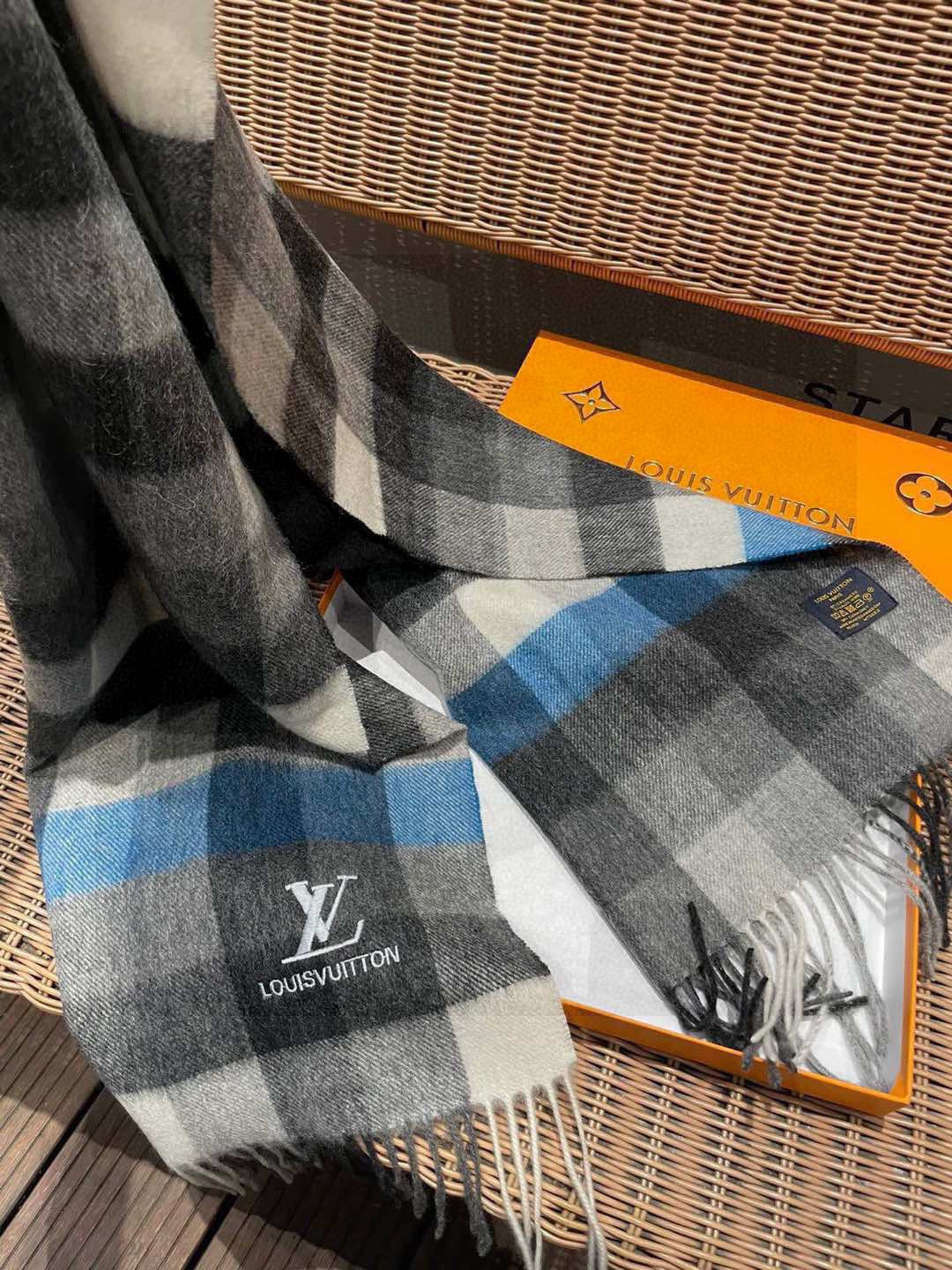 Scarf detail