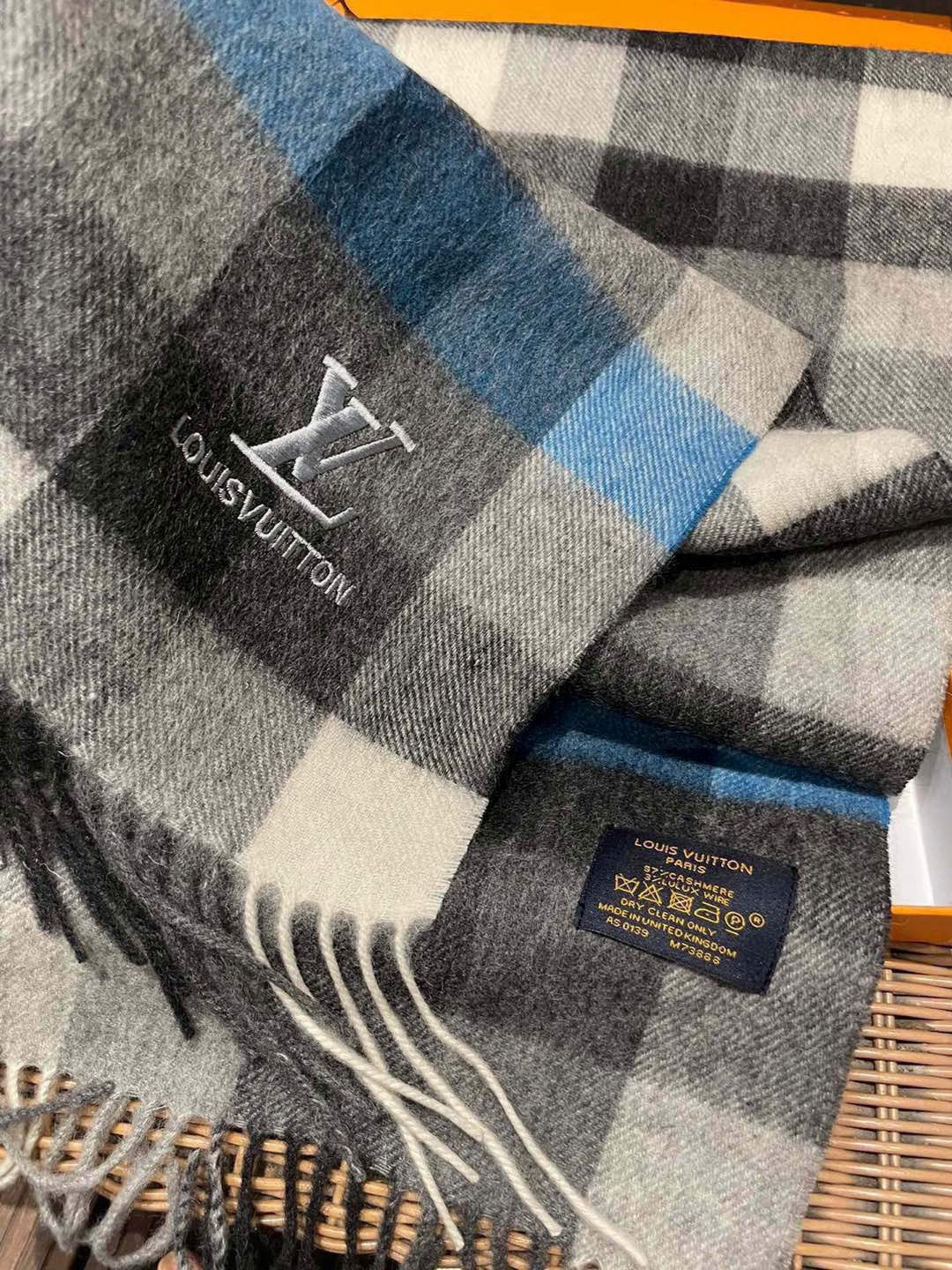 Scarf detail