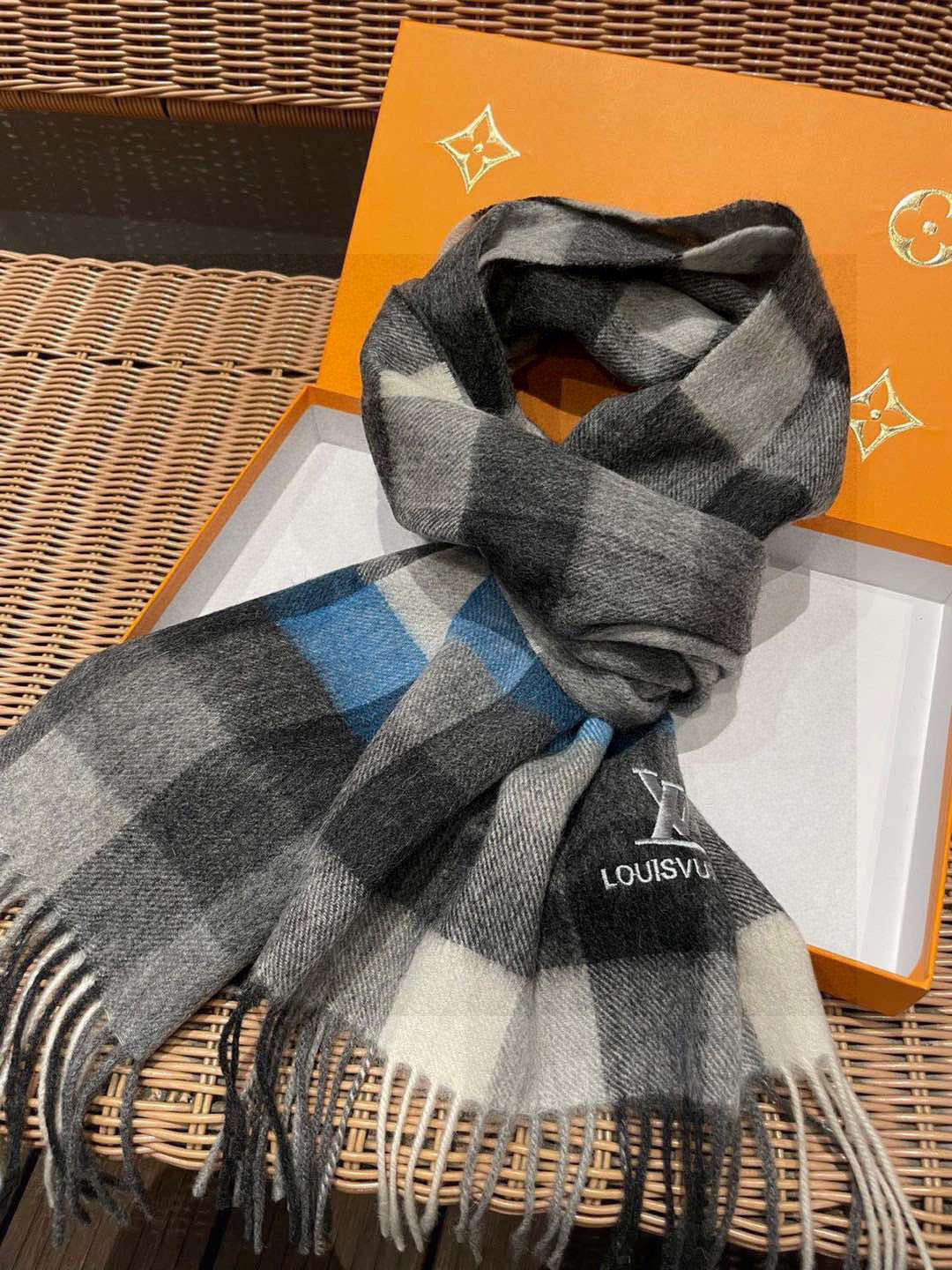 Scarf detail
