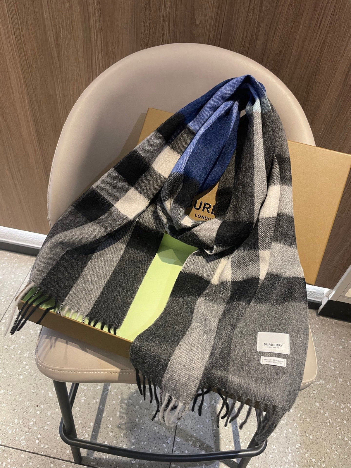 Scarf product detail