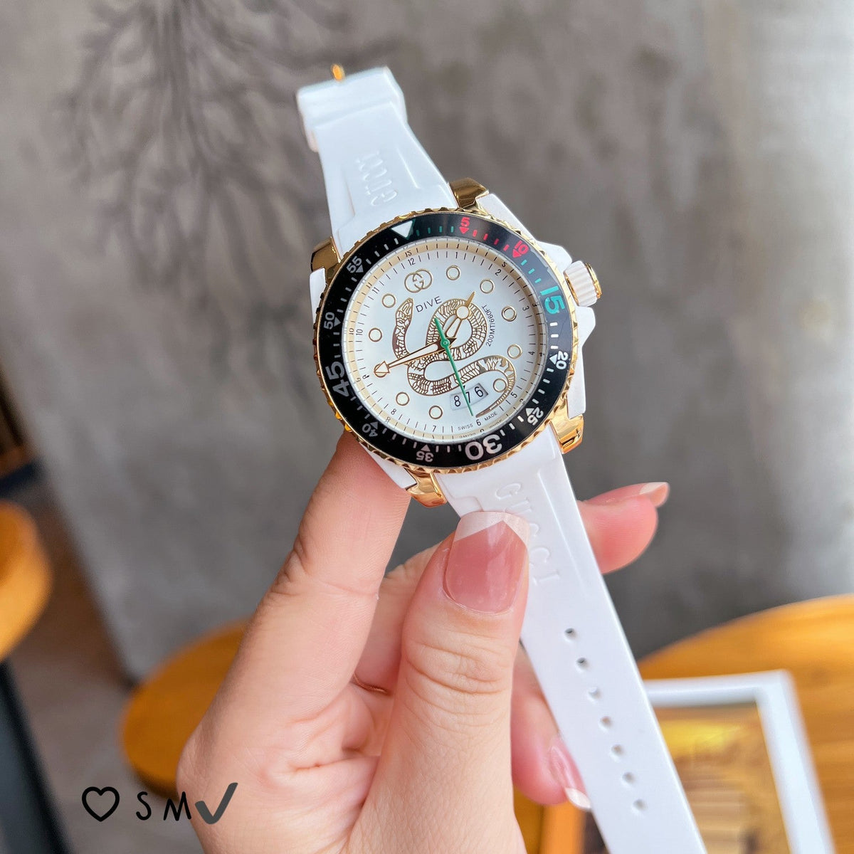 Sporty Round Dial Silicone Strap Quartz Watch