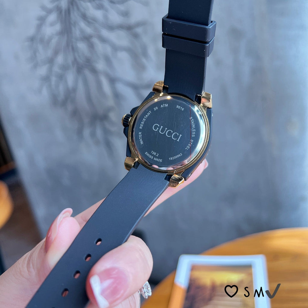 Sporty Round Dial Silicone Strap Quartz Watch