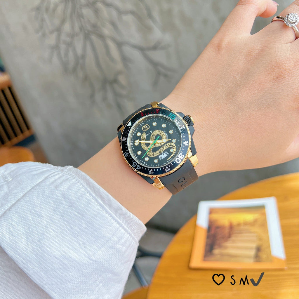 Sporty Round Dial Silicone Strap Quartz Watch