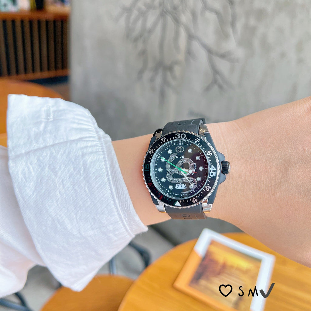 Sporty Round Dial Silicone Strap Quartz Watch