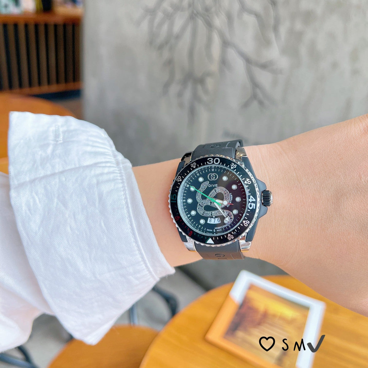 Sporty Round Dial Silicone Strap Quartz Watch