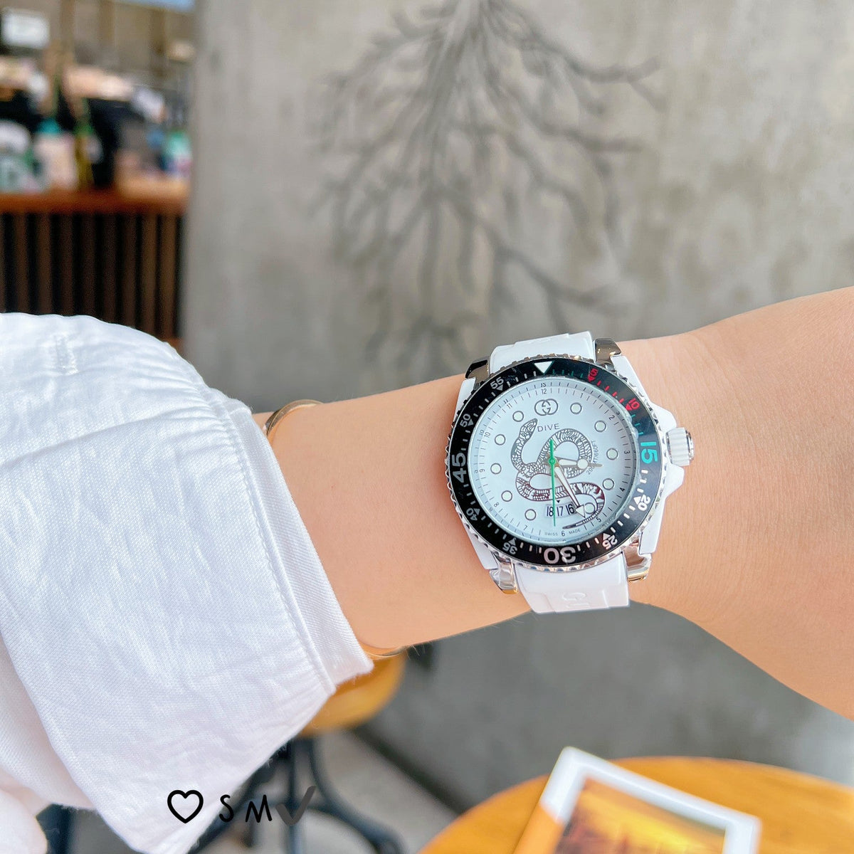 Sporty Round Dial Silicone Strap Quartz Watch
